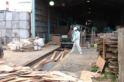木質系廃材の破砕作業